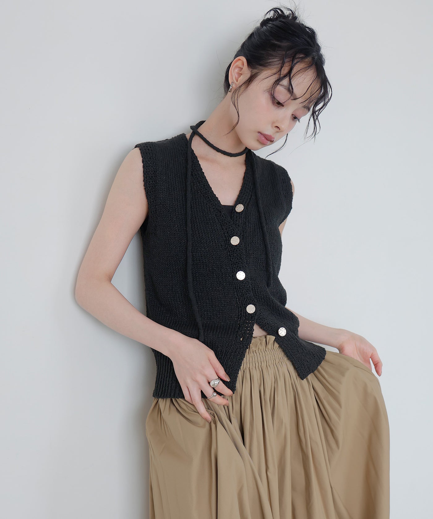 チョーカー付きニュアンスボタンニットベスト – LIAN