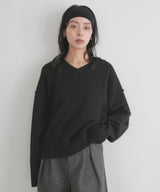 Vネックニットセーター