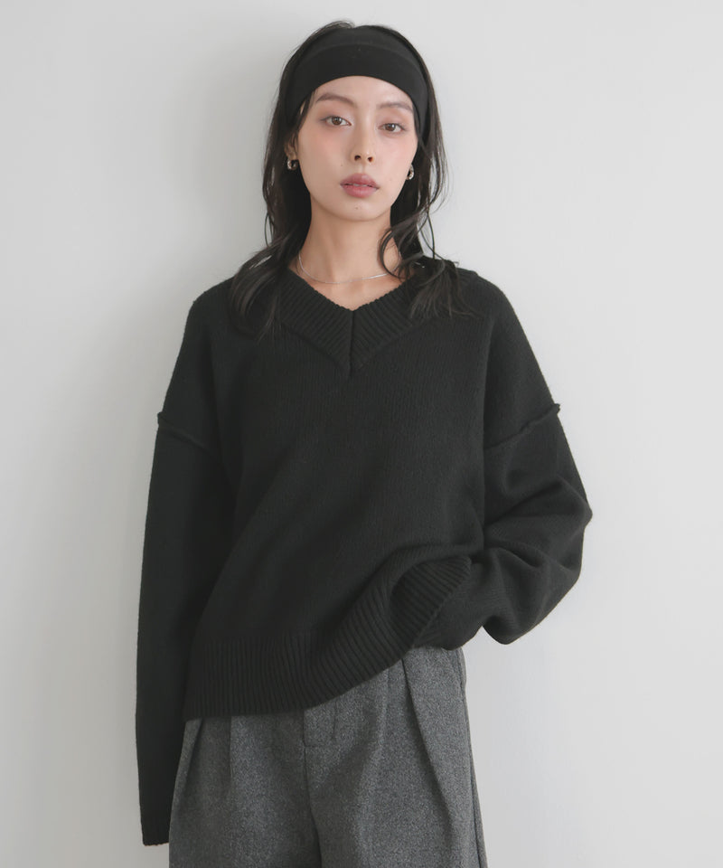 Vネックニットセーター