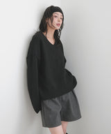 Vネックニットセーター