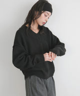 Vネックニットセーター