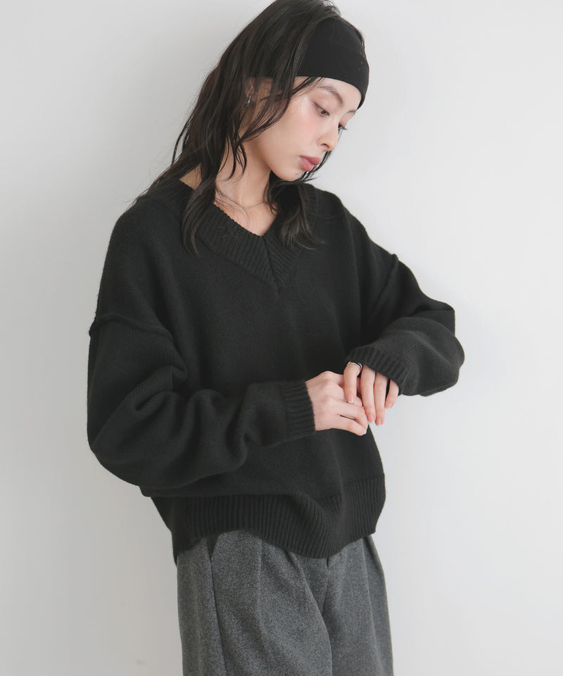 Vネックニットセーター