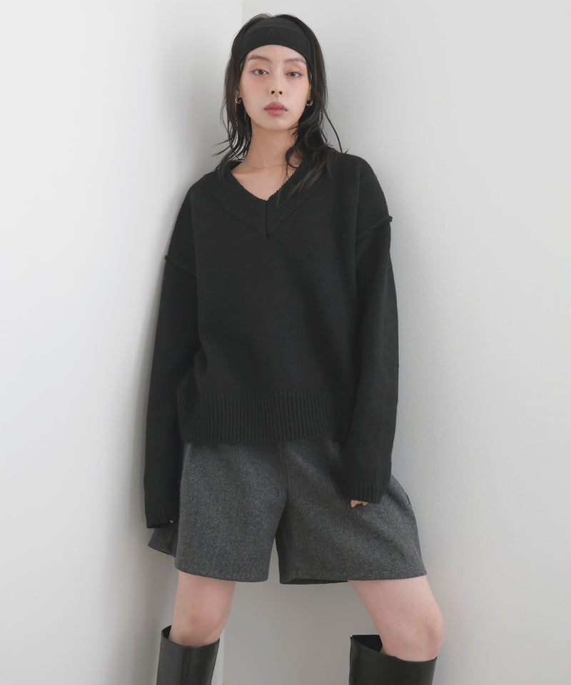 Vネックニットセーター