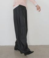 ウォッシャブルフェイクレザー2タックパンツ