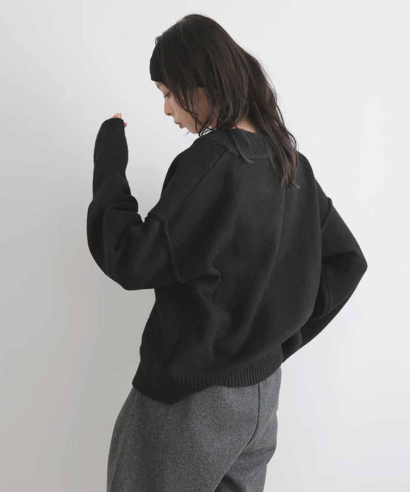 Vネックニットセーター