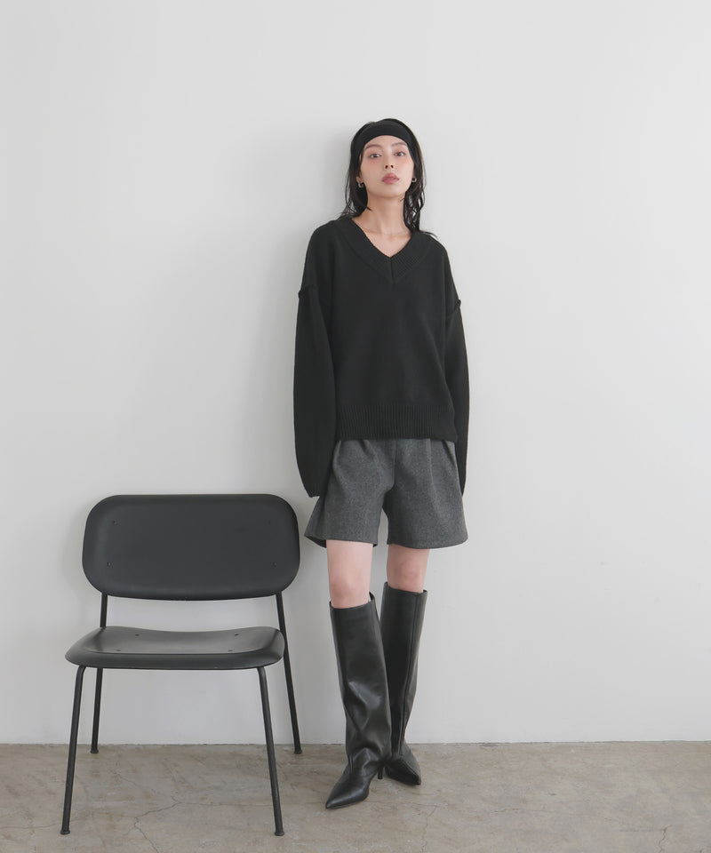 Vネックニットセーター