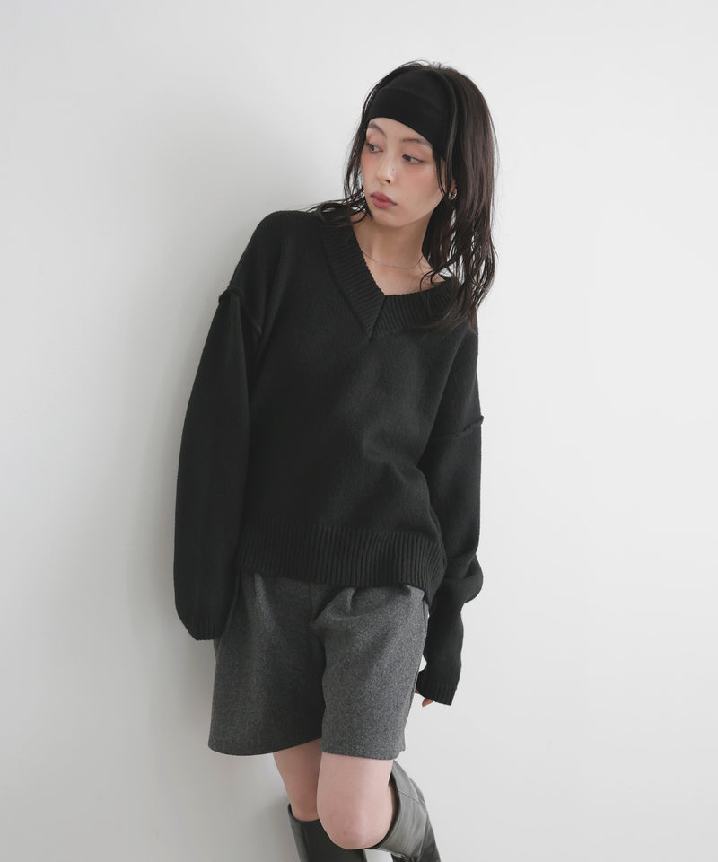 Vネックニットセーター