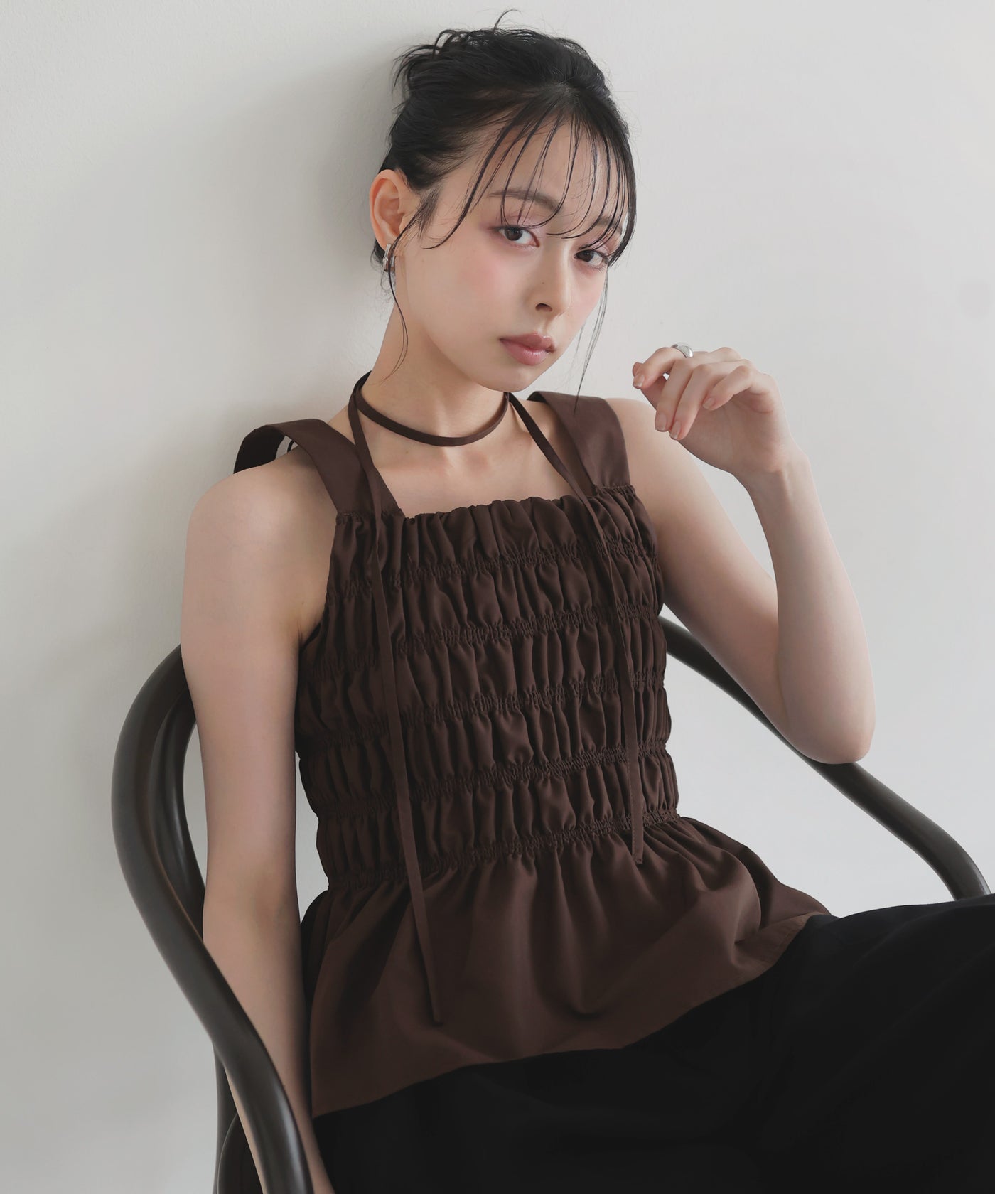 チョーカー付きシャーリングペプラムトップス – LIAN