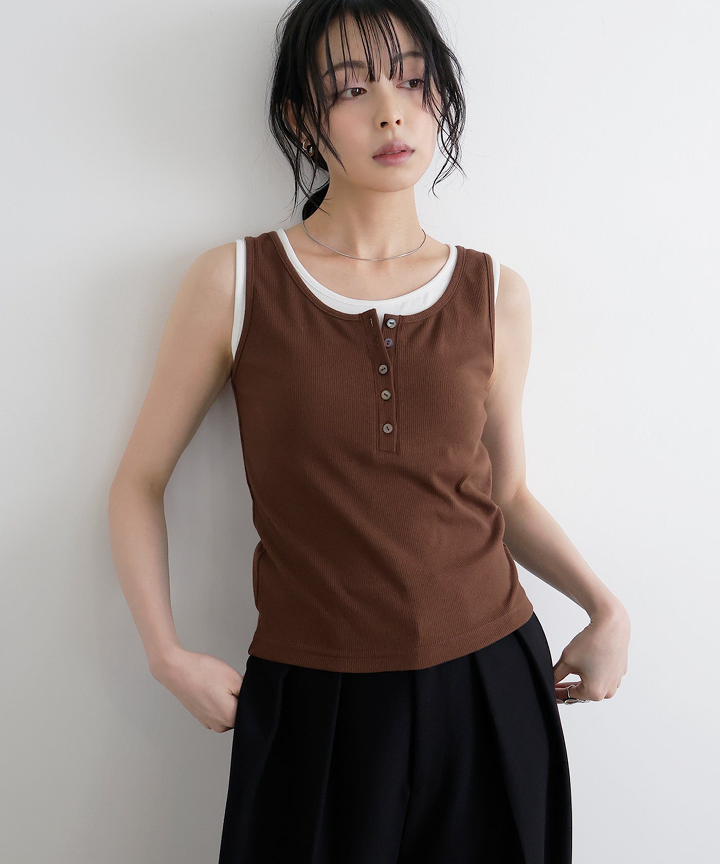 ヘンリーネックカップ付きレイヤードタンク – LIAN