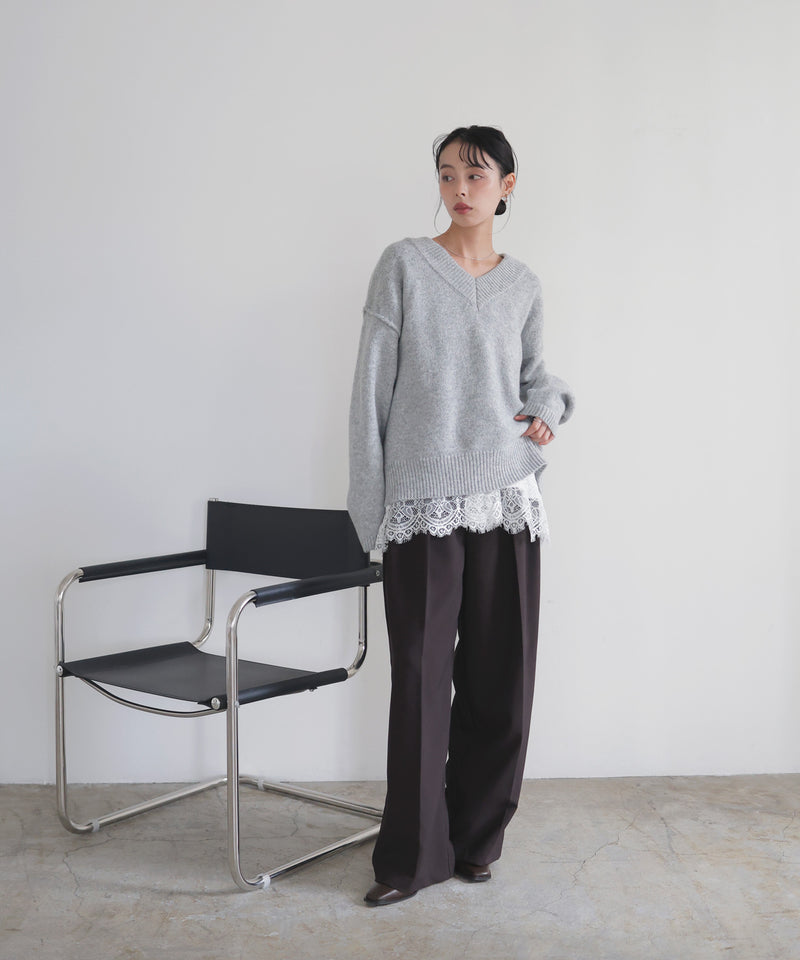 Vネックニットセーター