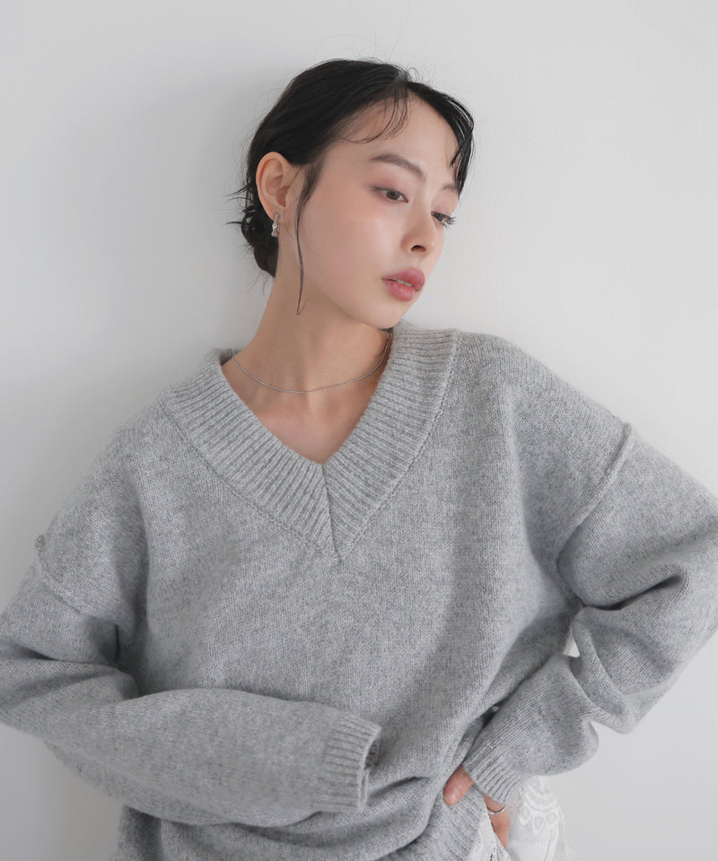 Vネックニットセーター
