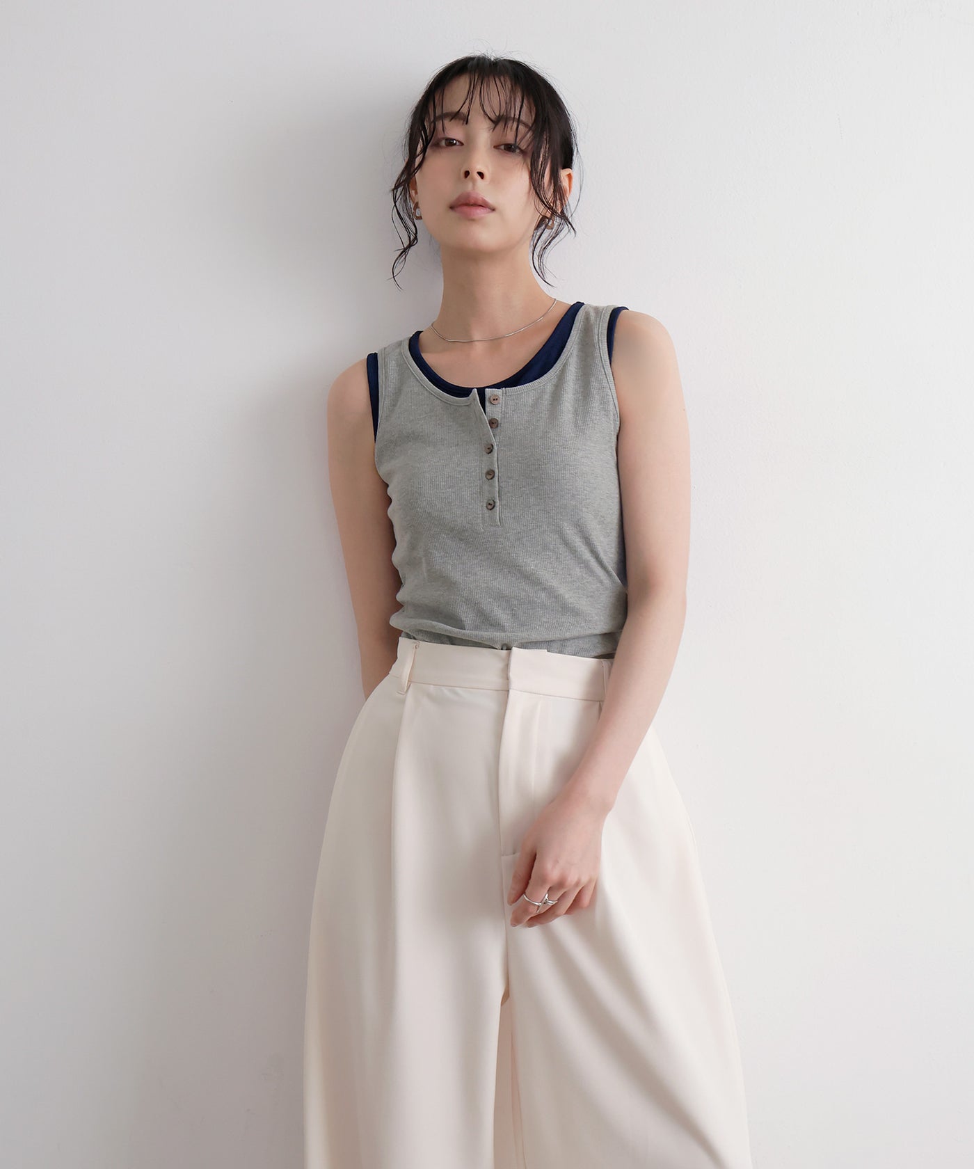 ヘンリーネックカップ付きレイヤードタンク – LIAN