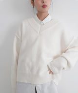 Vネックニットセーター