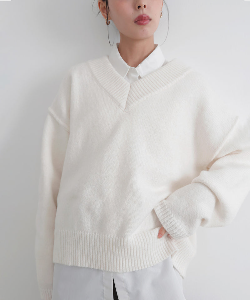 Vネックニットセーター