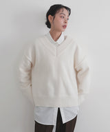 Vネックニットセーター