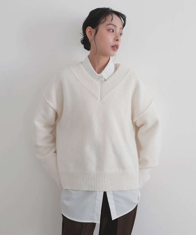 Vネックニットセーター