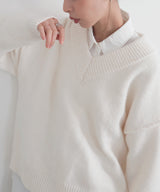 Vネックニットセーター