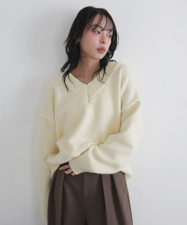 Vネックニットセーター