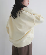 Vネックニットセーター