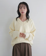 Vネックニットセーター