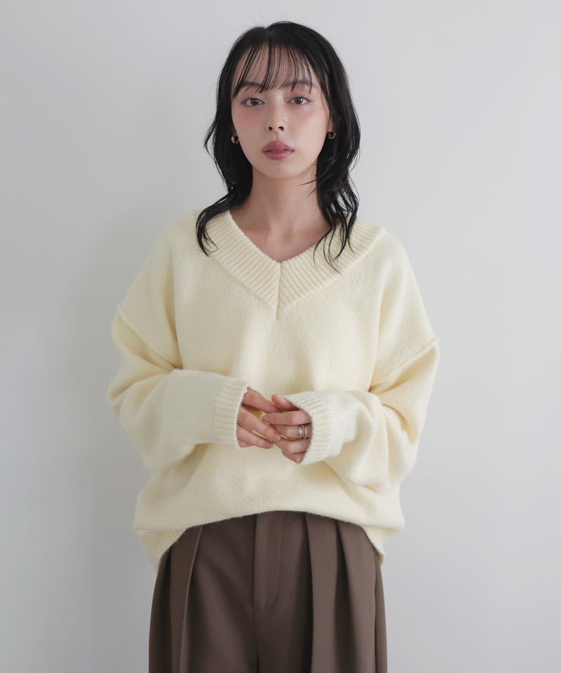 Vネックニットセーター