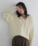 Vネックニットセーター