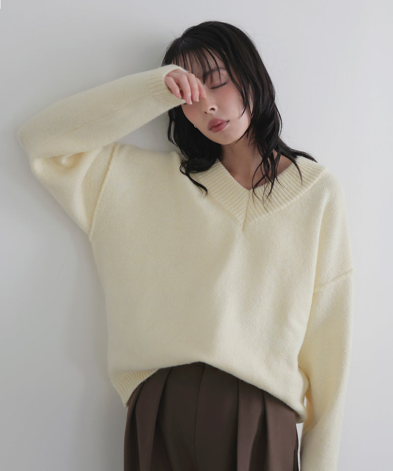 Vネックニットセーター