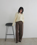 Vネックニットセーター