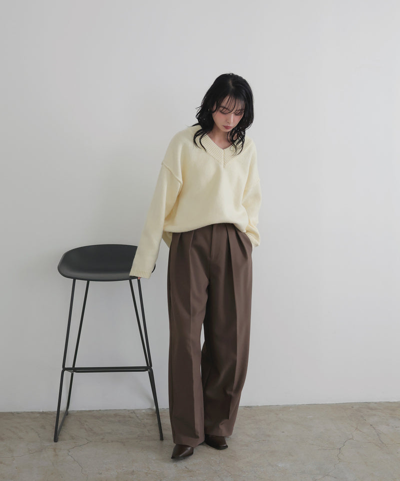 Vネックニットセーター