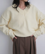 Vネックニットセーター