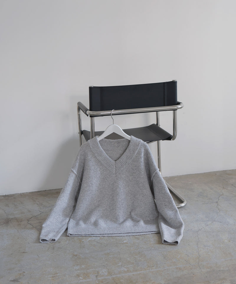 Vネックニットセーター