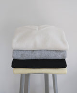 Vネックニットセーター