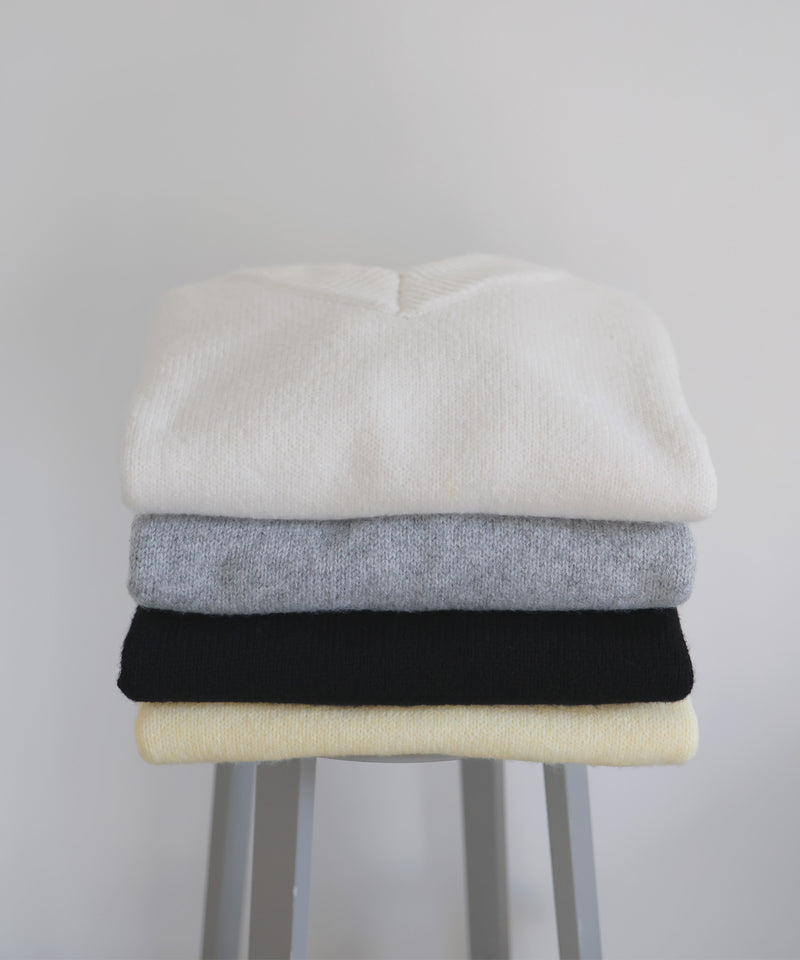 Vネックニットセーター